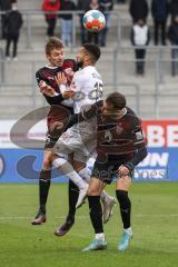 2.BL; FC Ingolstadt 04 - FC ST. Pauli; Zweikampf Kampf um den Ball Filip Bilbija (35, FCI) Kyereh Daniel-Kofi (17 Pauli) Patrick Schmidt (32, FCI)