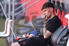 3. Liga; FC Ingolstadt 04 - Hannover 96 II; nach dem Spiel Unentschieden Remis 3:3 Tim Heike (9, FCI) nachdenklich auf der Bank