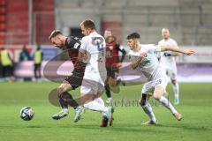 3. Liga; FC Ingolstadt 04 - Erzgebirge Aue; Zweikampf Kampf um den Ball Jannik Mause (7, FCI) Vukancic Niko (4 Aue) Rosenlöcher Linus (29 Aue)