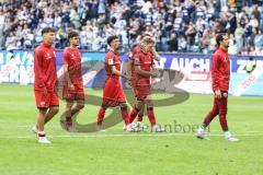 3. Liga; MSV Duisburg - FC Ingolstadt 04; Niederlage, hängende Köpfe 2:1, Spieler bedanken sich bei den mitgereisten Fans, Mads Borchers (9, FCI) Berkay Öztürk (39 FCI) Davide Sekulovic (33, FCI) Simon Lorenz (32, FCI) Julian Kügel (29, FCI) Torwart Kai E