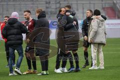 2.BL; FC Ingolstadt 04 - SG Dynamo Dresden; Sieg Jubel Freude Cheftrainer Rüdiger Rehm (FCI) gratuliert Stefan Kutschke (30, FCI)