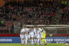 2.BL; 1. FC Nürnberg - FC Ingolstadt 04; Team Besprechung Kreis vor dem Spiel, Hintergrund Fans