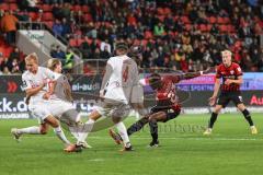 3. Liga; FC Ingolstadt 04 - FSV Zwickau; Abschluß Moussa Doumbouya (27, FCI) kommt nicht durch, Ziegele Robin (4 FSV) Butzen Nils (16 FSV)