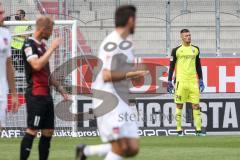 2.BL; FC Ingolstadt 04 - 1. FC Heidenheim; Torwart Fabijan Buntic (24, FCI) nach dem 1:2, enttäuscht, war zu weit vom Tor rausgegangen, Maximilian Beister (11, FCI)