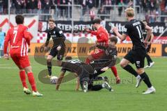 3. Liga; FSV Zwickau - FC Ingolstadt 04; Zweikampf Kampf um den Ball Zweikampf Kampf um den Ball Baumann Dominic (28 FSV) Denis Linsmayer (23, FCI) Marcel Costly (22, FCI) Maximilian Neuberger (38, FCI)