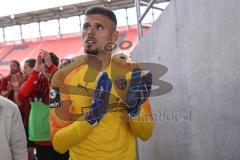 3. Liga - FC Ingolstadt 04 - TSV 1860 München - Spieler bedanken sich bei den Fans die im Stadion sein durften, Torwart Fabijan Buntic (24, FCI)