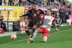 2.BL; SSV Jahn Regensburg - FC Ingolstadt 04; Zweikampf Kampf um den Ball Dennis Eckert Ayensa (7, FCI) Jan Elvedi (33 Jahn)