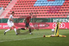 3. Liga - FC Bayern 2 - FC Ingolstadt 04 - Tor Jubel 2:1 durch Fatih Kaya (9, FCI), Torwart Lukas Schneller (22 FCB) keine Chance Lawrence Jamie (40 FCB)