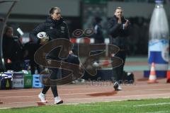 3. Liga; 1. FC Schweinfurt 05 - FC Ingolstadt 04; Cheftrainerin Sabrina Wittmann (FCI) an der Seitenlinie, Spielerbank