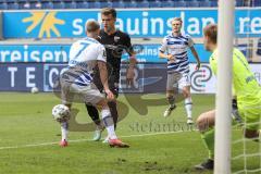 3. Liga - MSV Duisburg - FC Ingolstadt 04 - Lukas Scepanik (7 MSV) legt auf zu Filip Bilbija (35, FCI) Lukas Scepanik (7 MSV) Maximilian Sauer (2 MSV) Torwart Leo Weinkauf (1 MSV)