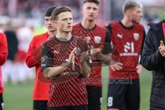 3. Liga; SSV Jahn Regensburg - FC Ingolstadt 04; Unentschieden nach dem Spiel Spieler bedanken sich bei den Fans, Moritz Seiffert (23, FCI)