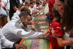 3. Liga; FC Ingolstadt 04 - offizielle Mannschaftsvorstellung auf dem Ingolstädter Stadtfest, Rathausplatz; Autogrammstunde für die Fans, Pascal Testroet (37, FCI)