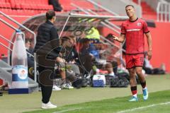 3. Liga; FC Ingolstadt 04 - SV Waldhof Mannheim; Marcel Costly (22, FCI) wird ausgewechselt, bedankt sich bei Cheftrainerin Sabrina Wittmann (FCI)