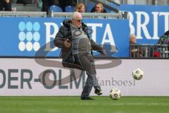3. Liga - Saison 2025/26 - SV Wehen/Wiesbaden - FC Ingolstadt 04  - Vorsitzender des Vorstandes Peter  Jackwerth (FCI) schiesst den Ball zurück - XXXXX - Foto: Meyer Jürgen
