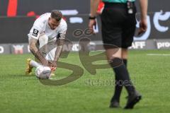 3. Liga; FC Ingolstadt 04 - SC Verl; Patrick Schmidt (9, FCI) bindet sich die Schuhe vor dem Elfmeter