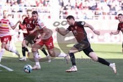 3. Liga; SSV Jahn Regensburg - FC Ingolstadt 04; Angriff Ryan Malone (16, FCI) Ballas Florian (4 Jahn)