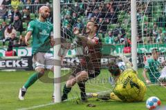 2.BL; SV Werder Bremen - FC Ingolstadt 04; Tor Jubel Treffer Ausgleich für FCI 1:1 durch Filip Bilbija (35, FCI), Marcel Gaus (19, FCI) laufen mit dem Ball ins Tor Ömer Toprak (21 Bremen) Torwart Jirí Pavlenka (1 Bremen)