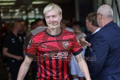 3. Liga; FC Ingolstadt 04 - SV Elversberg; Vorsitzender des Vorstandes Peter Jackwerth (FCI) begrüßt Tobias Bech (11, FCI)