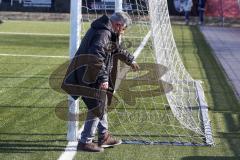 A - Junioren Bundesliga Süd/Südwest -  Saison 2021/2022 - FC Ingolstadt 04 - 1. FC Saarbrücken - Betreuer Chedly Hachani beim Tornetz reparieren - Foto: Meyer Jürgen