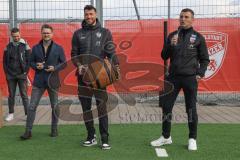 2024_2_17 - Saison 2023/24 - AUDI-Schanzer Amateur Cup - SV Hundszell - FC Gerolfing - Finale - Siegerehrung -   Cheftrainer Michael Köllner (FC Ingolstadt 04) - Lukas Fröde (Nr.34 - FC Ingolstadt 04) mitte - Christopher Nussbaum AUDI Vertretung links - j