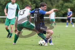 Kreisklasse - Saison 2025/26- SV Haunwöhr - FC Geisenfeld  - Stefan Schmaizl grün Geisenfeld - Lukas Markus blau Haunwöhr - Foto: Meyer Jürgen