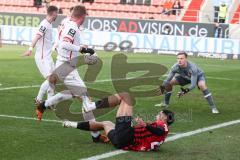 3. Liga; FC Ingolstadt 04 - Rot-Weiss Essen; David Udogu (47, FCI) Zweikampf Kampf um den Ball Torwart Golz Jakob ( RWE)