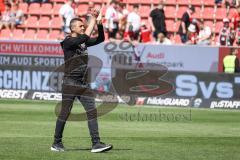 3. Liga; FC Ingolstadt 04 - SV Elversberg; Cheftrainer Michael Köllner (FCI) bedankt sich bei den Fans Fankurve