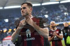 2.BL; Hamburger SV - FC Ingolstadt 04; Niederlage, hängende Köpfe 3:0, Spieler bedanken sich bei den Fans, Nils Roeseler (13, FCI) gibt sein Trikot