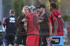 Toto-Pokal; FSV Harthof München - FC Ingolstadt 04; Spiel ist aus, 1:2, FCI ist weiter, Cheftrainerin Sabrina Wittmann (FCI) mit Linus Rosenlöcher (19, FCI)