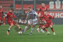 3. Liga; FC Ingolstadt 04 - MSV Duisburg; Zweikampf Kampf um den Ball Max Plath (14 FCI) Krüger Florian (26 MSV) Gustav Christensen (24, FCI) Jonas Scholz (15, FCI)