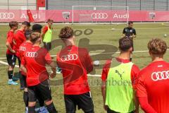 Bayernliga Süd - Saison 2022/2023 - FC Ingolstadt 04 II -  Trainingsauftakt - Käs Alexander Trainer FCI spricht mit seinen Spielern - Foto: Meyer Jürgen