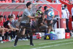 2.BL; FC Ingolstadt 04 - Fortuna Düsseldorf; Cheftrainer Roberto Pätzold (FCI) wirft den Ball ins Feld