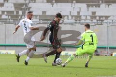 3. Liga - SV Wehen Wiesbaden - FC Ingolstadt 04 - Fatih Kaya (9, FCI) kommt zu spät, Mockenhaupt Sascha (4 SVW) Torwart Boss Tim (1 SVW)