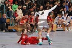 Lotto Bayern Hallencup  - Lindenkreuzhalle Saison 2024/25 - FC Penzberg - Türk SV Ingolstadt - Efe Kurtar weiss Penzberg - Aurel Kuqanaj rot Türk Ing - Foto: Meyer Jürgen