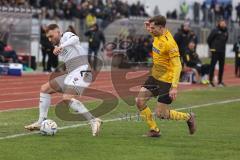 3. Liga; SpVgg Bayreuth - FC Ingolstadt 04; Zweikampf Kampf um den Ball Max Dittgen (10, FCI) Nollenberger Alexander (9 SpVgg)