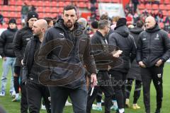 3.Liga - Saison 2022/2023 - FC Ingolstadt 04 -  - FC Freiburg II - Die Mannschaft bildet einen Kreis nach dem Spiel - Enttäuscht - Spruchband - Choreo - Fans - Banner - Sportdirektor Malte  Metzelder (FCI) - Foto: Meyer Jürgen