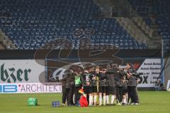 2.BL; Hansa Rostock - FC Ingolstadt 04; Spiel ist aus 1:1 Unentschieden Remis, FCI Teambesprechung auf dem Platz