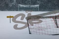 2023_12_1 - - Saison 2023/24 - Schnee auf dem Fussballplatz - SV Zuchering - Platz ist gesperrt - Schild platz ist gesperrt Schnee Tor Spielabsage Schnee - Foto: Meyer Jürgen