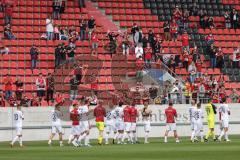 Spiel ist aus, die Mannschaft bedankt sich bei den 1500 Fans die ins Stadion durften; FC Ingolstadt 04 - SpVgg Greuther Fürth; 2.BL; Testspiel