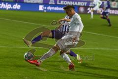 2. Fußball-Liga - Saison 2021/2022 - FC Erzgebirge Aue - Ingolstadt 04 - Dennis Eckert Ayensa (#7 FCI) - Strauss John Patrick lila #24 Aue - Foto: Meyer Jürgen