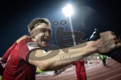 3. Liga; SSV Ulm - FC Ingolstadt 04; Spiel ist aus, Sieg 1:3 Spieler bedanken sich bei den Fans Torschütze Jasper Maljojoki (23, FCI) lässt sich feiern