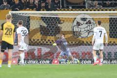 3. Liga; Dynamo Dresden - FC Ingolstadt 04; Torwart Boevink Pelle (26 FCI) verhindert Torchance