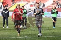 3. Liga; FC Ingolstadt 04 - VfL Osnabrück; Niederlage, hängende Köpfe, Spieler bedanken sich bei den Fans, klatschen, Tobias Bech (11, FCI) Torwart Marius Funk (1, FCI)