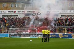 3.Liga - Saison 2022/2023 - TSV 1860 München - FC Ingolstadt 04 - Die Mannschaften auf dem Spielfeld - Bengalisches feuer - Raketen - Foto: Meyer Jürgen