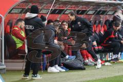 3. Liga; FC Ingolstadt 04 - TSG Hoffenheim II; Cheftrainerin Sabrina Wittmann (FCI) holt Lukas Fröde (34, FCI) Einwechslung an der Seitenlinie, Spielerbank