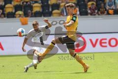 2.BL; Dynamo Dresden - FC Ingolstadt 04, Michael Heinloth (17, FCI) Kade Julius ( DD)