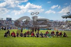 3. Liga; TSV 1860 München - FC Ingolstadt 04; Sieg Jubel Freude Spieler bedanken sich bei den Fans. Team sitzt vor den singenden Fans bis sie aufspringen