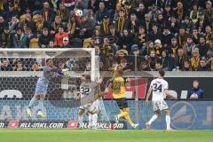 3. Liga; Dynamo Dresden - FC Ingolstadt 04; Torwart Boevink Pelle (26 FCI) boxt Ball weg Simon Lorenz (32, FCI) Bünning Lars (23 DD) Lukas Fröde (34, FCI)