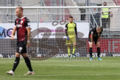 2.BL; FC Ingolstadt 04 - 1. FC Heidenheim; Torwart Fabijan Buntic (24, FCI) nach dem 1:2, enttäuscht, war zu weit vom Tor rausgegangen, Maximilian Neuberger (38, FCI)