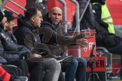2.BL; FC Ingolstadt 04 - Karlsruher SC; aufgeregt an der Seitenlinie, Spielerbank Cheftrainer André Schubert (FCI) und Co-Trainer Asif Saric (FCI)